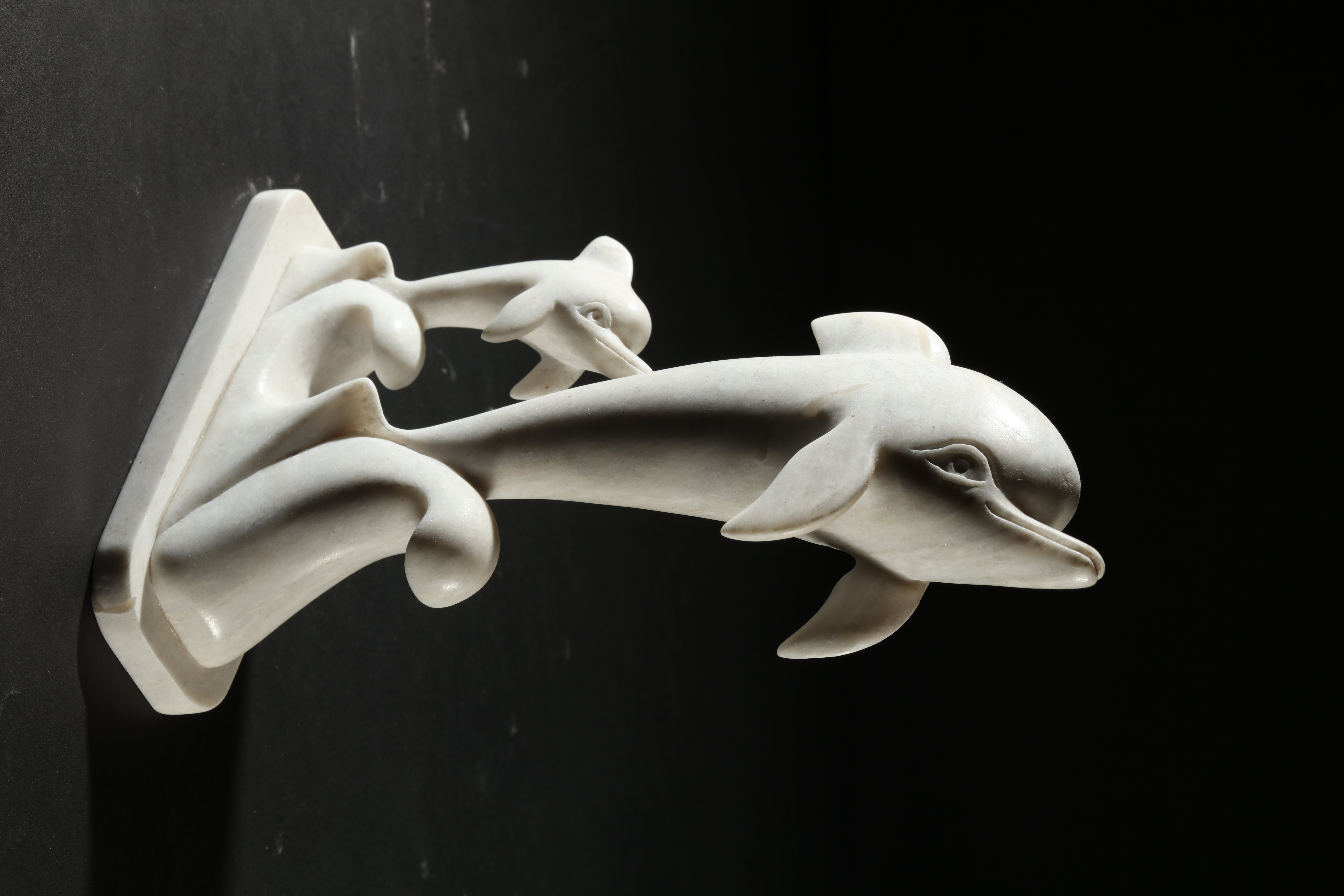 Escultura de delfín